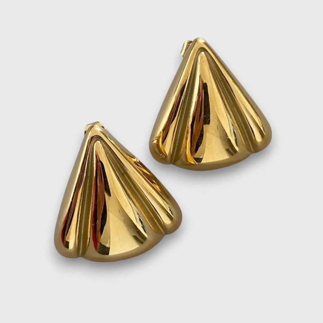 Nuna – Orecchini dorati con carattere scultoreo