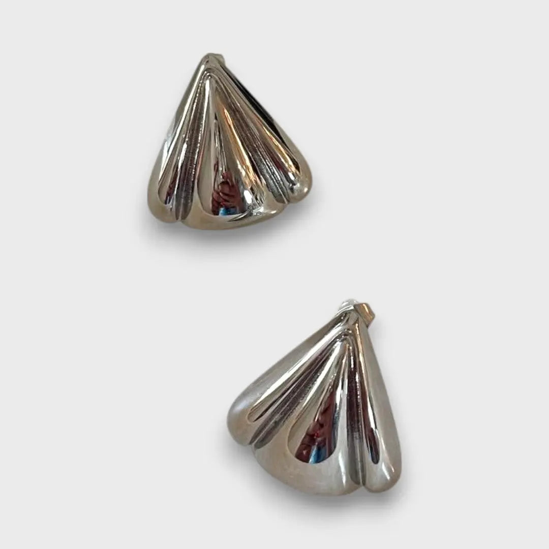 Nuna – Orecchini dorati con carattere scultoreo