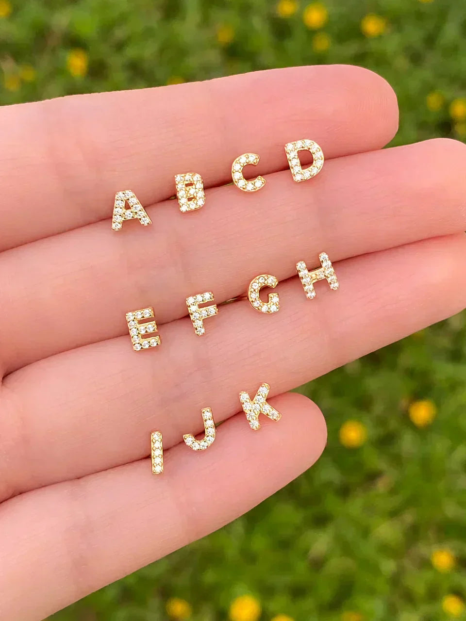 Mikhaela | Orecchini Lettera in Oro 18k