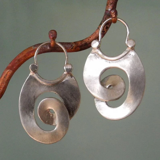 Orecchini Vintage in Forma Unica – Riflessione d'Argento con Carattere