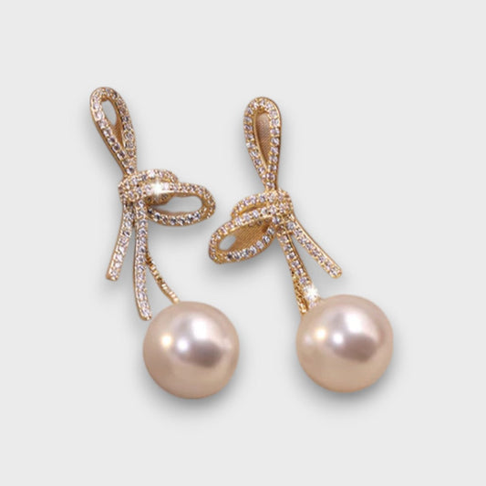Celinea – Orecchini a fiocco dorato con perla luminosa